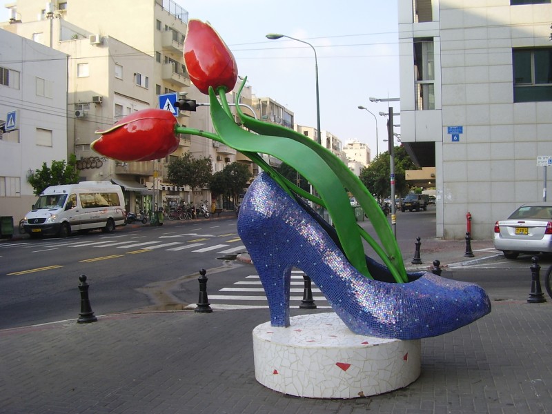 PikiWiki Israel 21189 Shoe and flowers sculpture in Tel Aviv