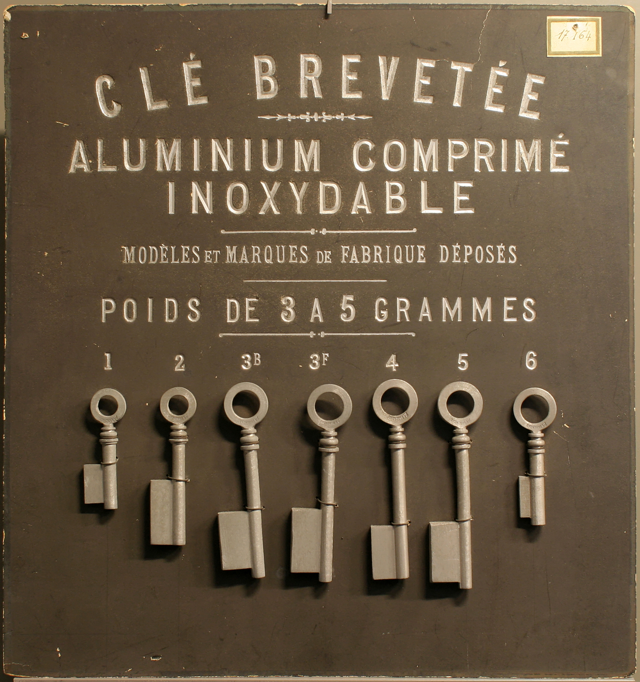 Musée des arts et métiers - échantillons de clés en aluminium