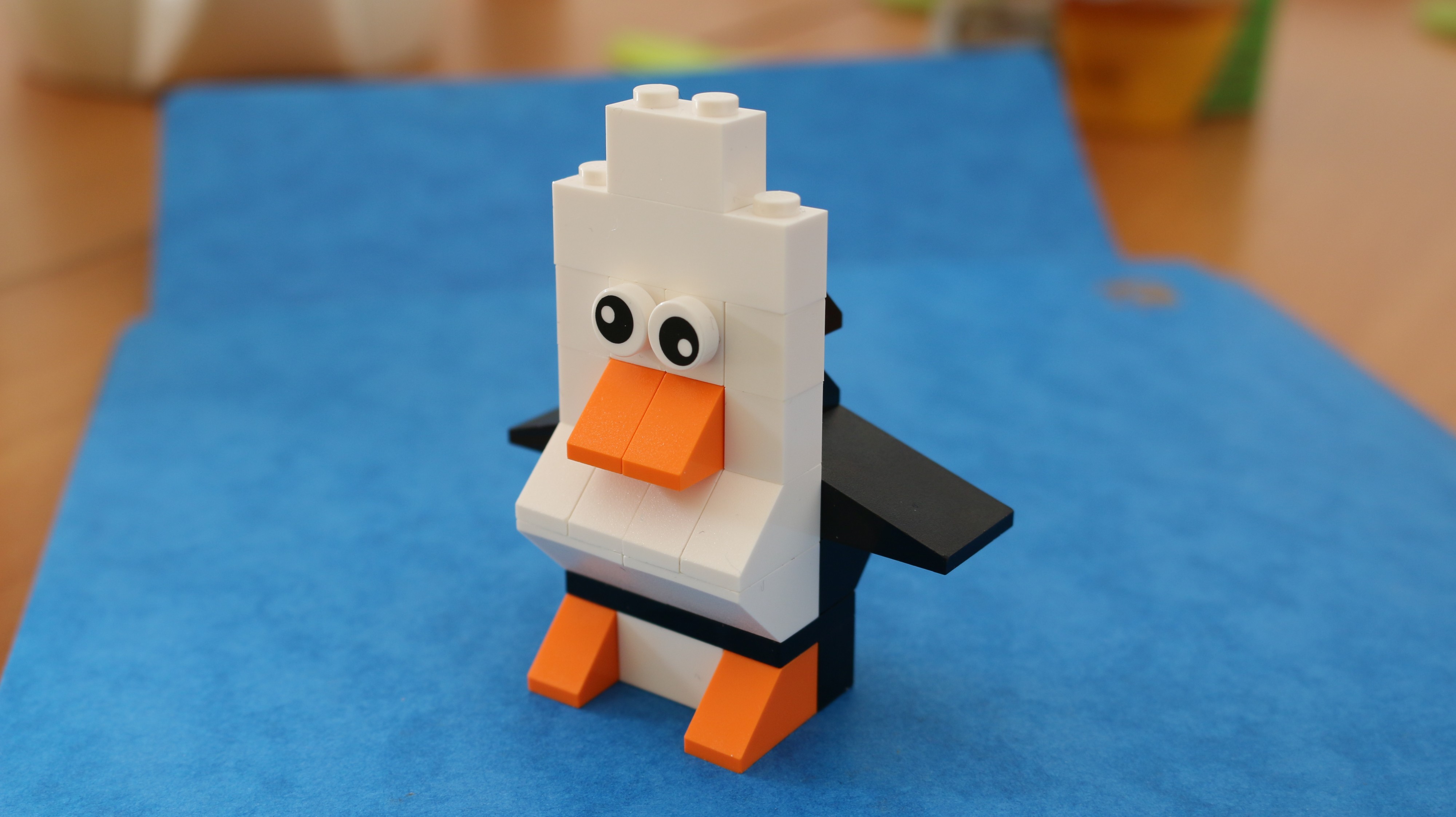 Lego Penguin on the sea, Free Electrons
