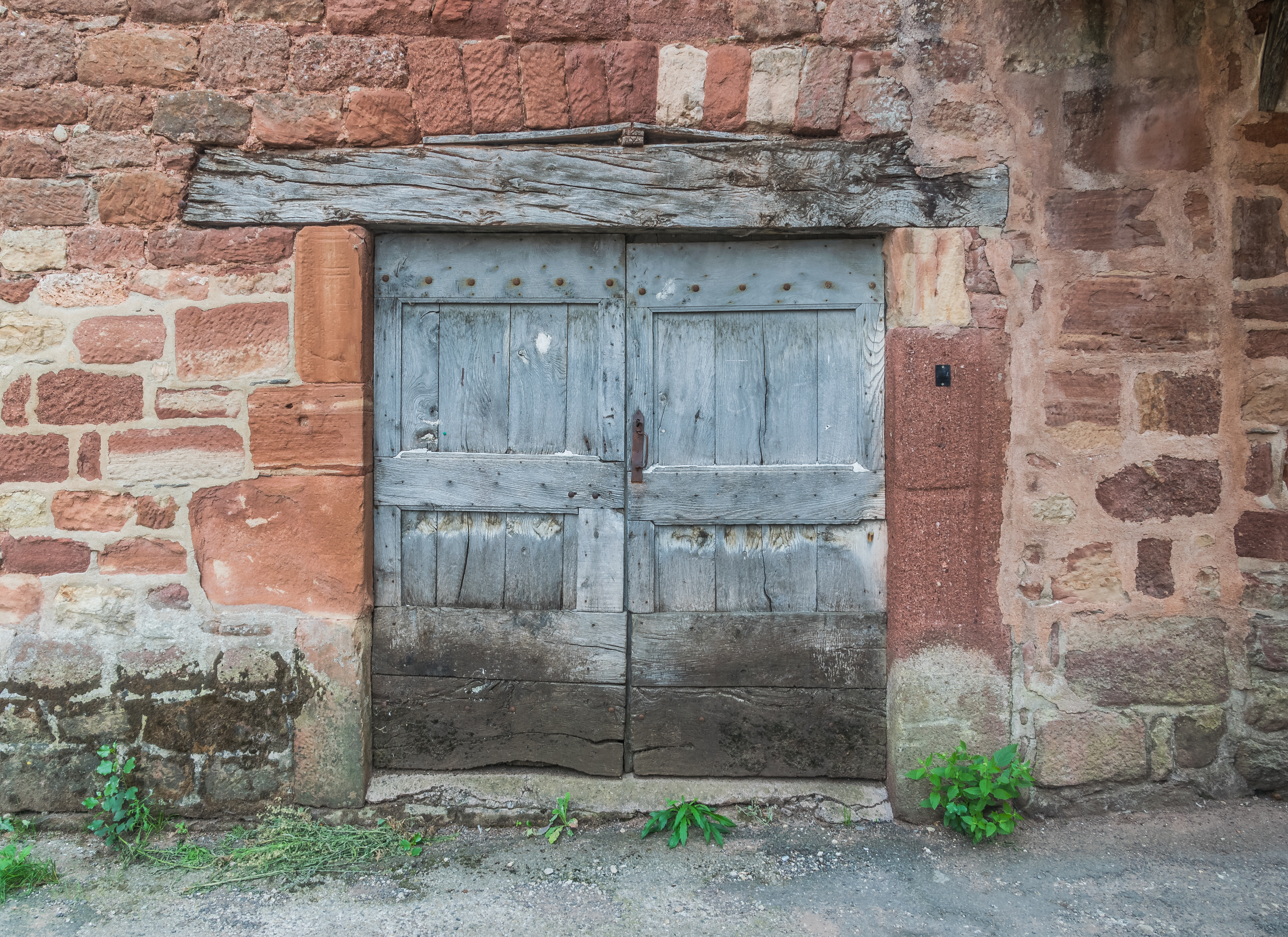 Door at Rue du Porche in Clairvaux-d'Aveyron 01