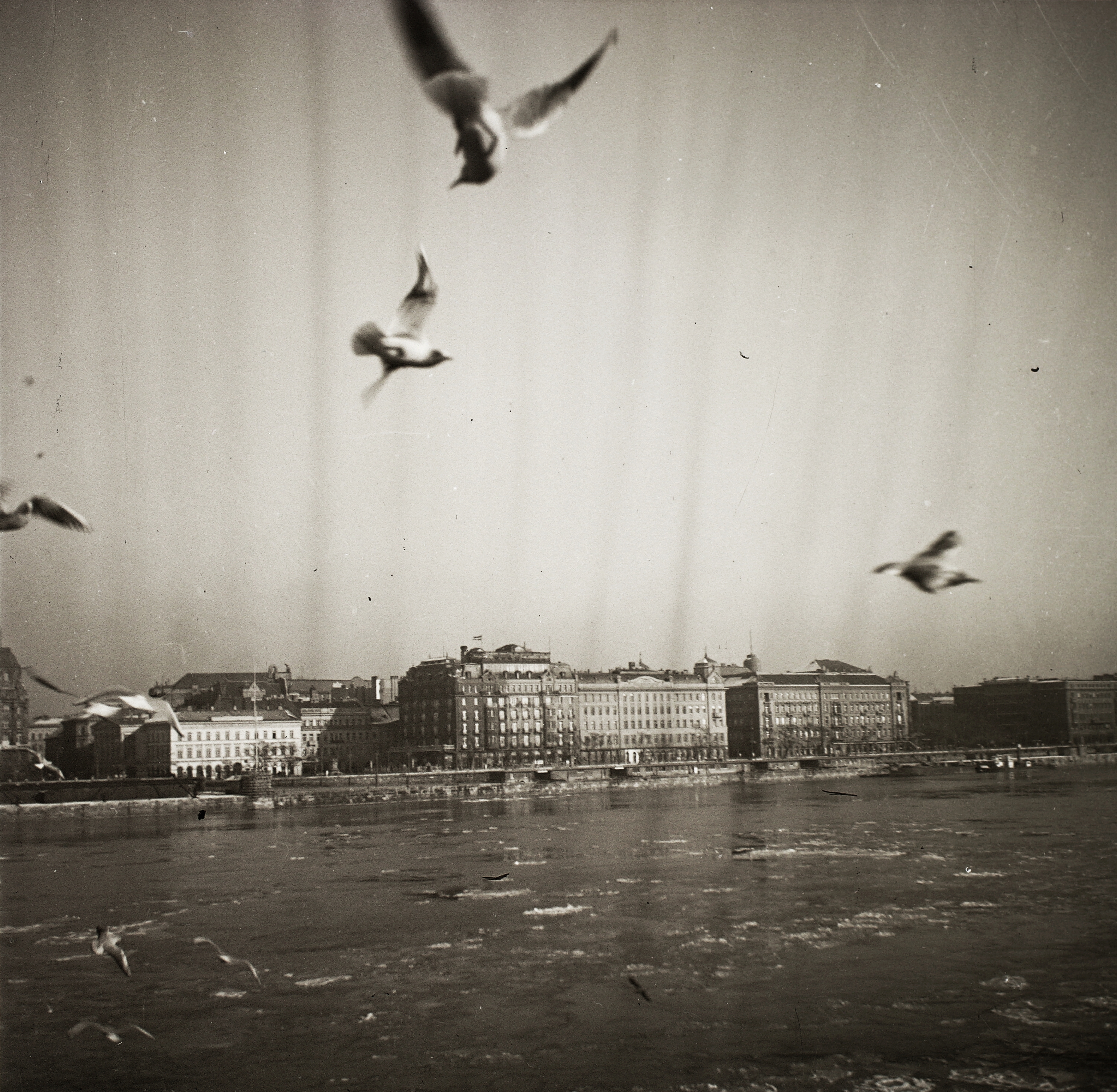 Budapest V., Pesti Duna-part az Eötvös tér és a Vigadó tér között a Lánchídról nézve, 1939-ben. Fortepan 92254