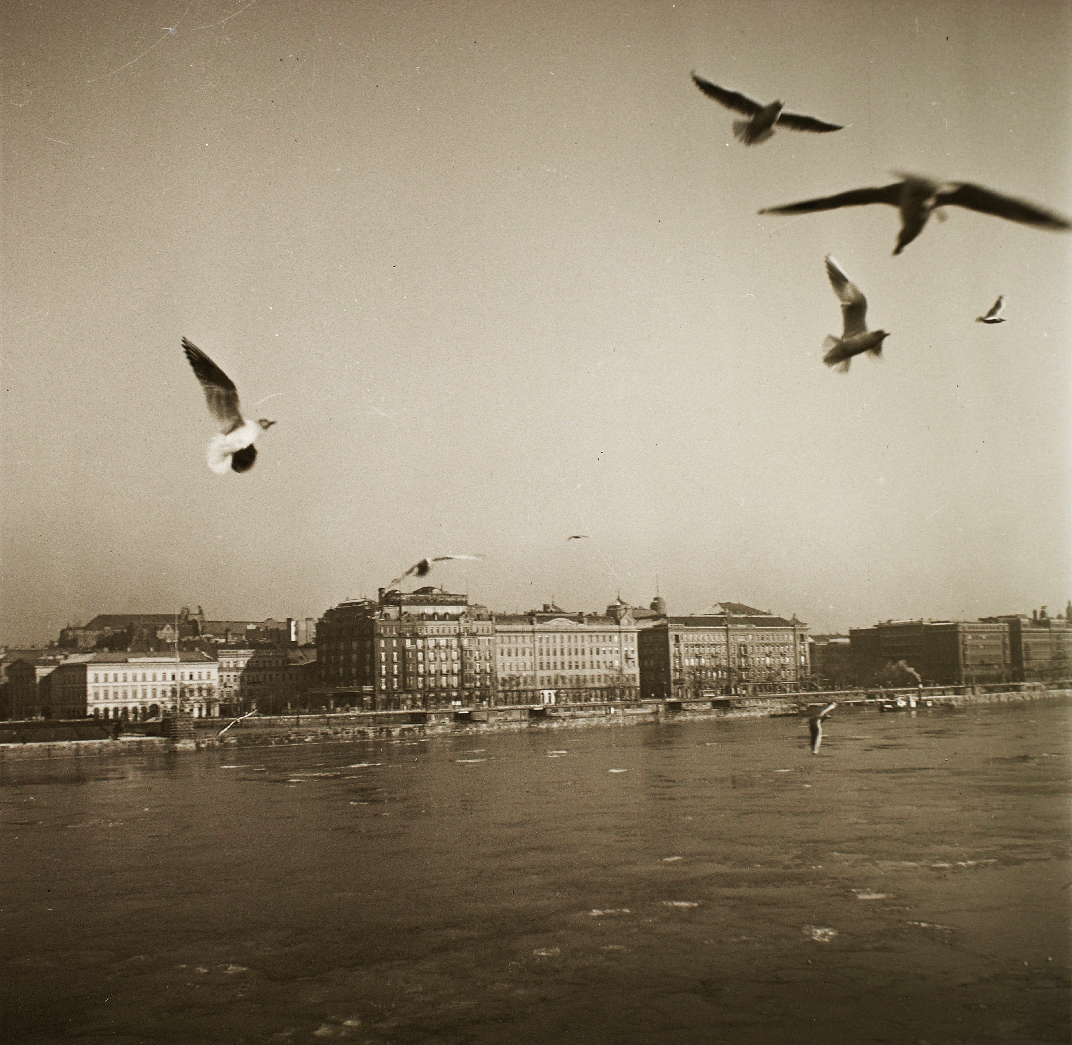 Budapest V., Pesti Duna-part az Eötvös térrel és a Vigadó térrel a Lánchídról nézve, 1939-ben. - Fortepan 92255