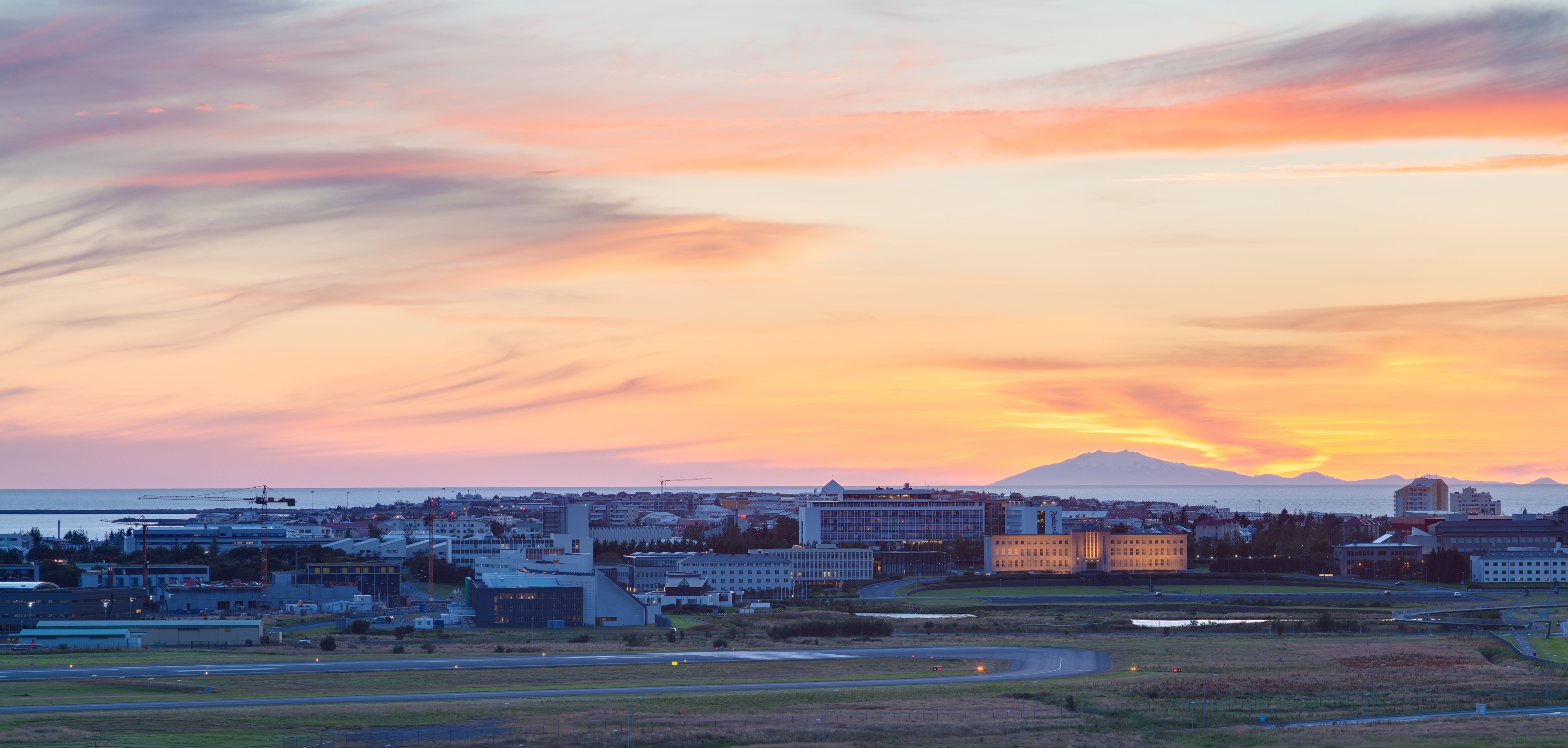 Vista de Reikiavik desde Perlan, Distrito de la Capital, Islandia, 2014-08-13, DD 127-129 HDR