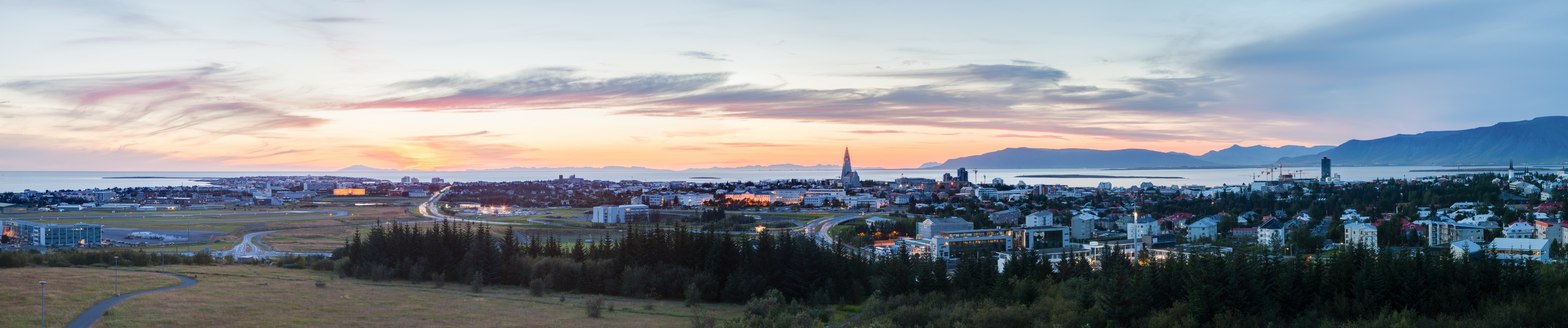 Vista de Reikiavik desde Perlan, Distrito de la Capital, Islandia, 2014-08-13, DD 134-145 HDR PAN