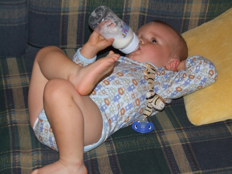 Dziecko je-pije z butelki mleko - Krystian - 001