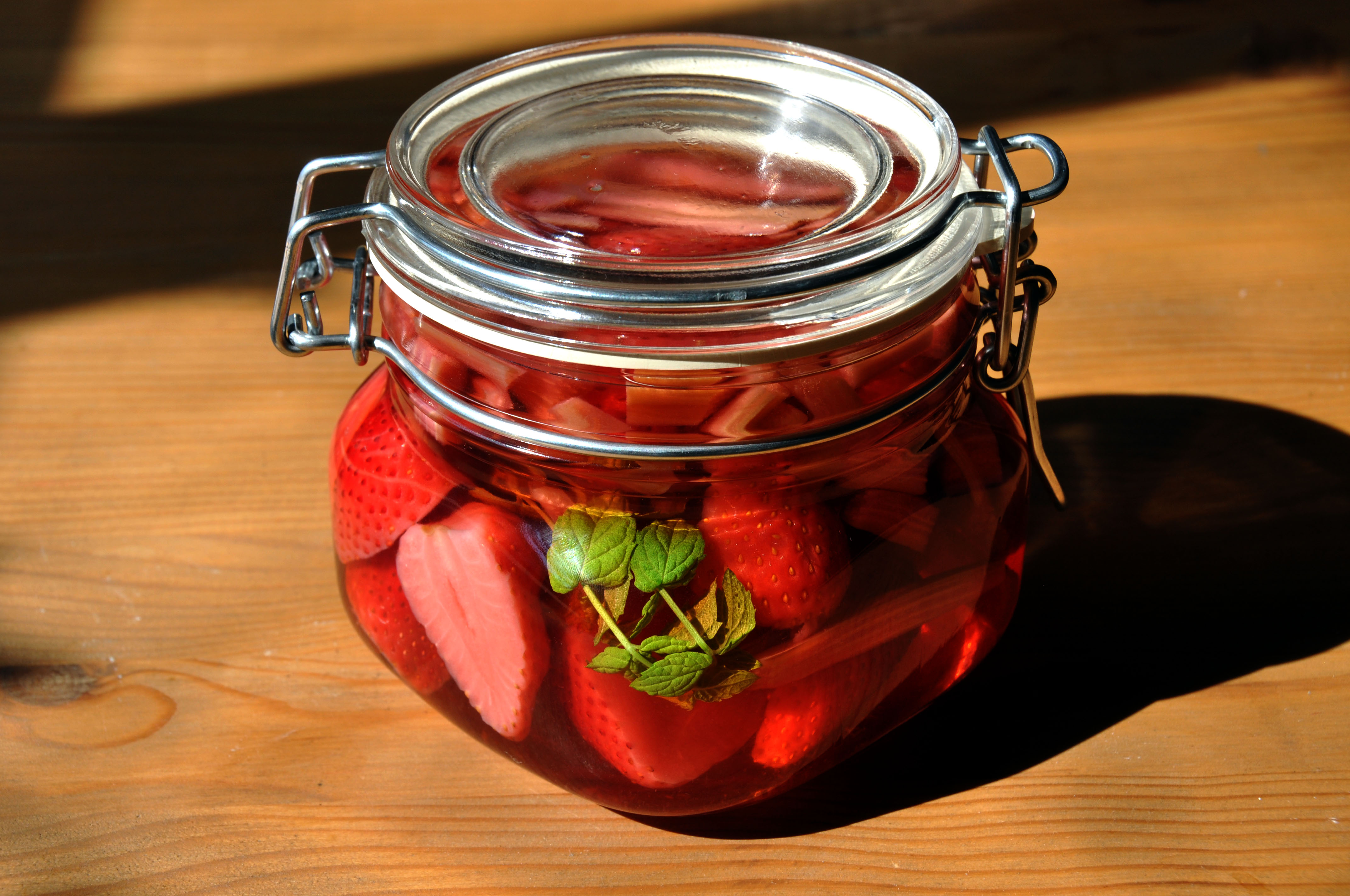 Flickr - cyclonebill - Snaps med jordbær og rabarber