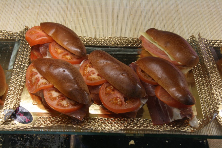 Medianoches de jamón y tomate