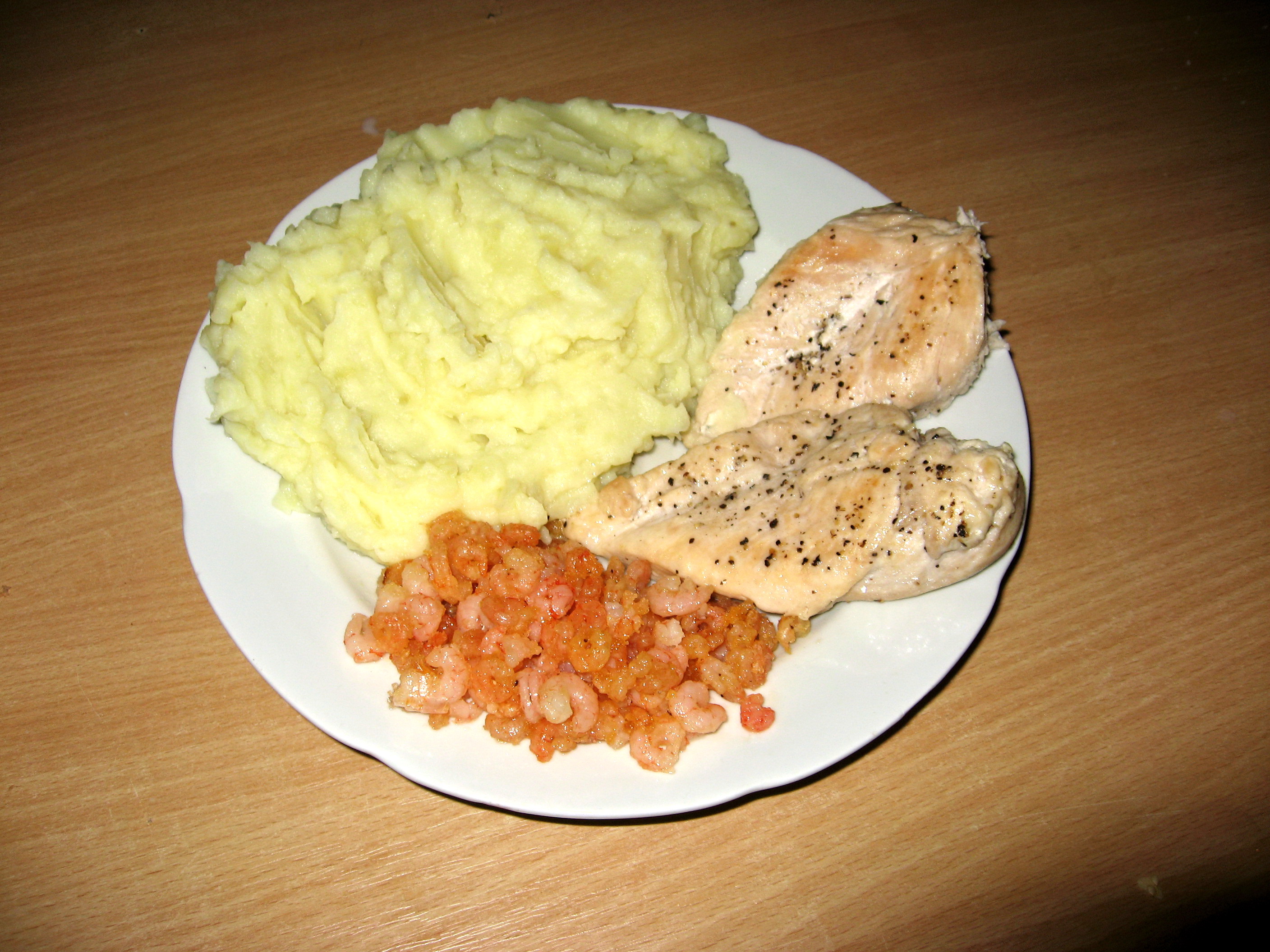 Smažená kuřecí prsa, smažené krevety a bramborová kaše (3)