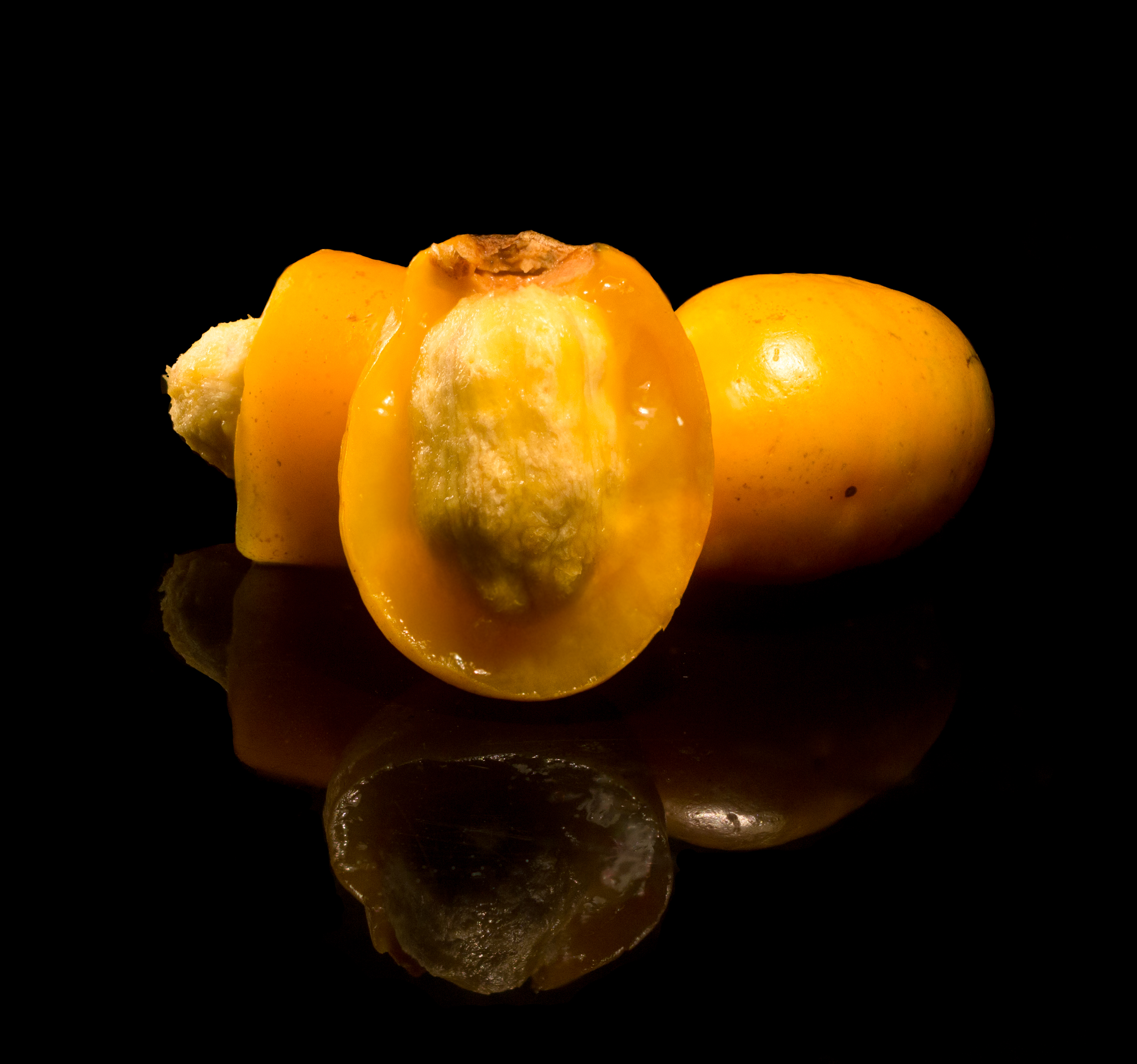Ciriguela (Spondias purpurea) fruto cortado e inteiro