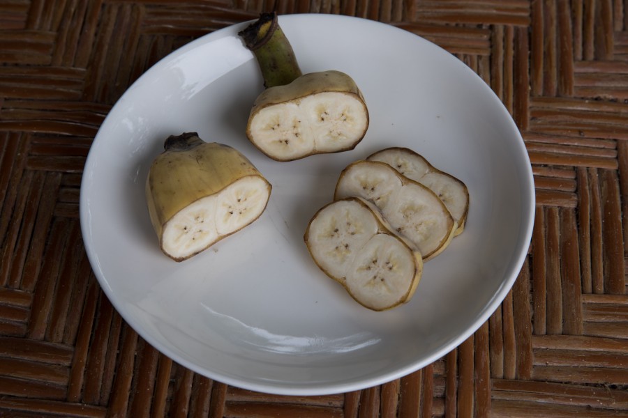 Conjoined babanas, sliced in a plate