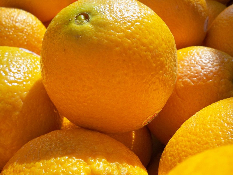 Navel oranges at a market.