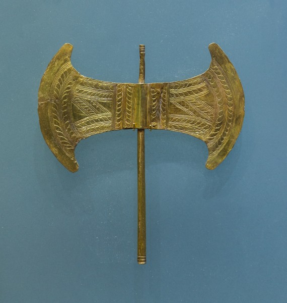 Small golden double head minoan axe archmus Heraklion