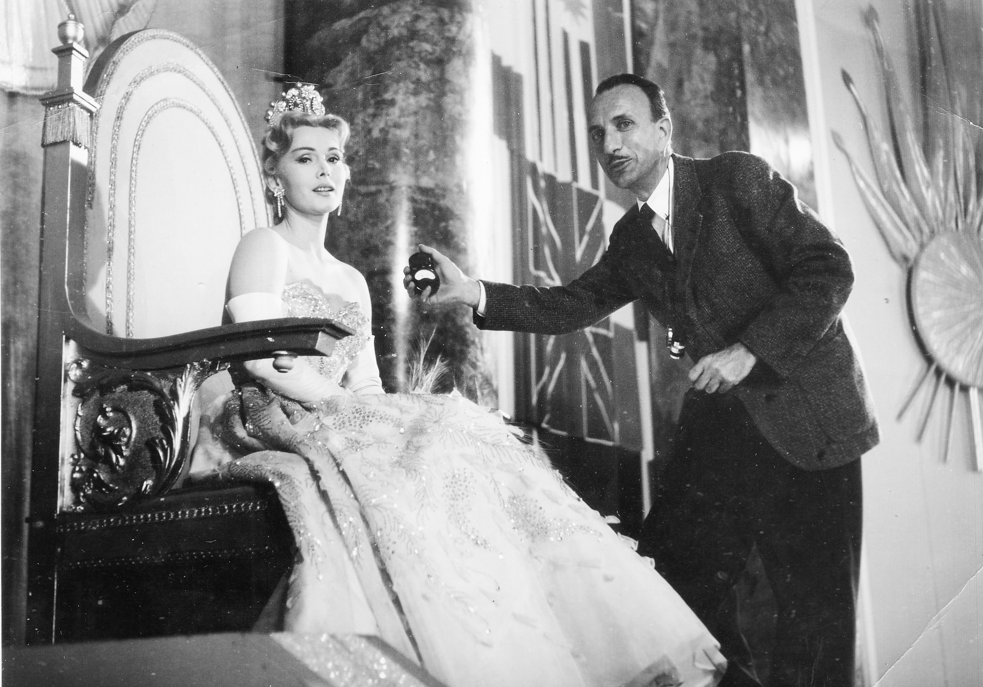 1954 - Wiesbaden - Heinz Ritter mit der Schauspielerin Zsa Zsa Gabor während der Dreharbeiten zu 