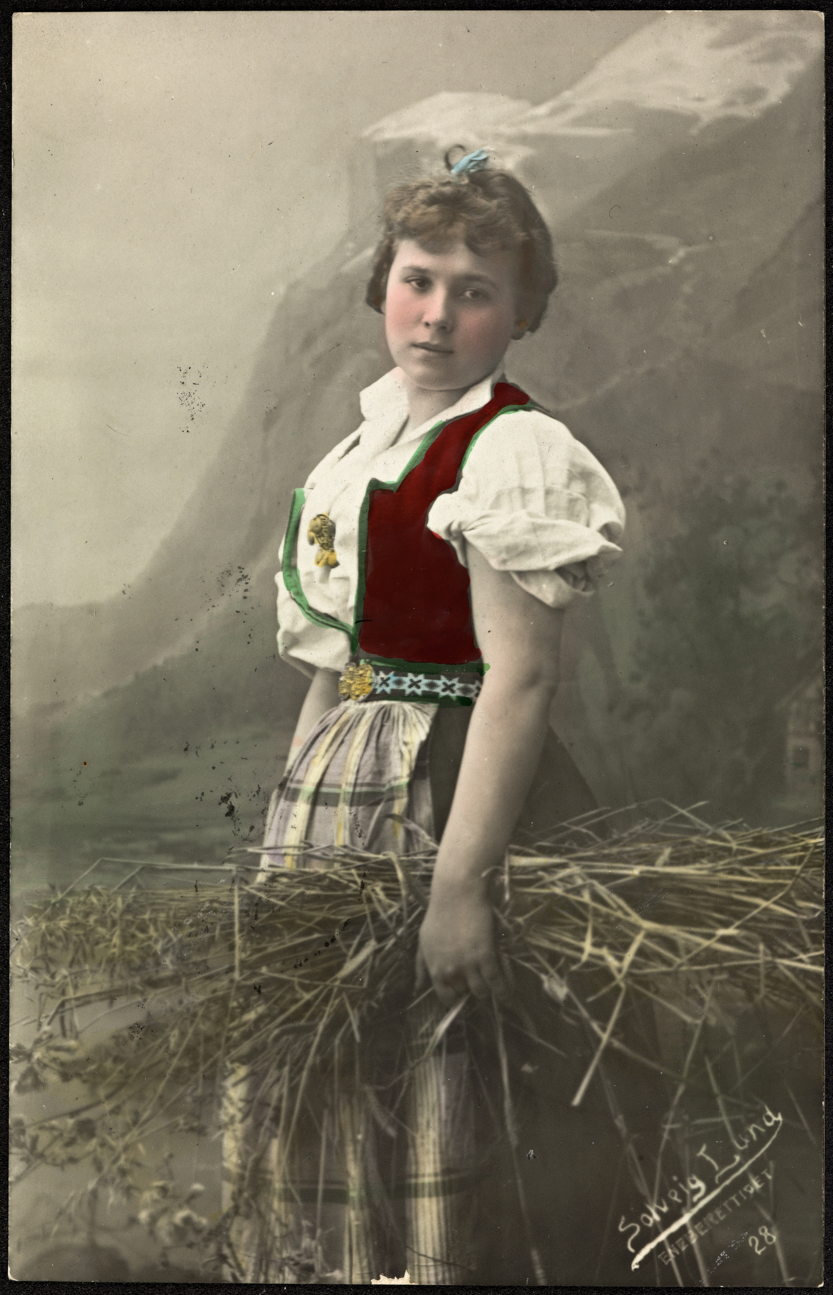 28. Kvinne i nasjonaldrakt - Woman in national costume (14928223667)