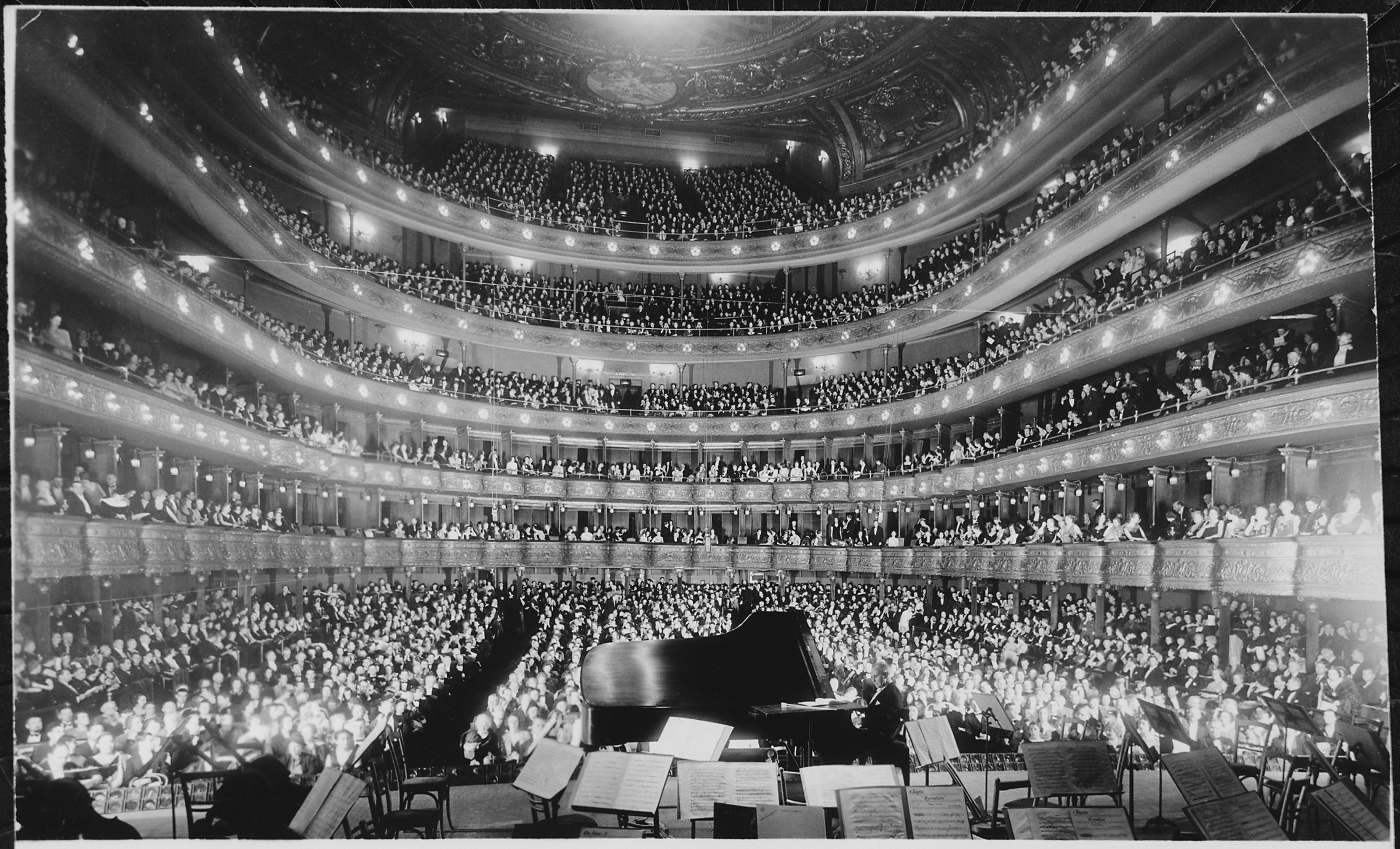 A full house, seen from the rear of the stage, at the Metropolitan Opera House for a concert by pianist Josef Hofmann, 1 - NARA - 541890