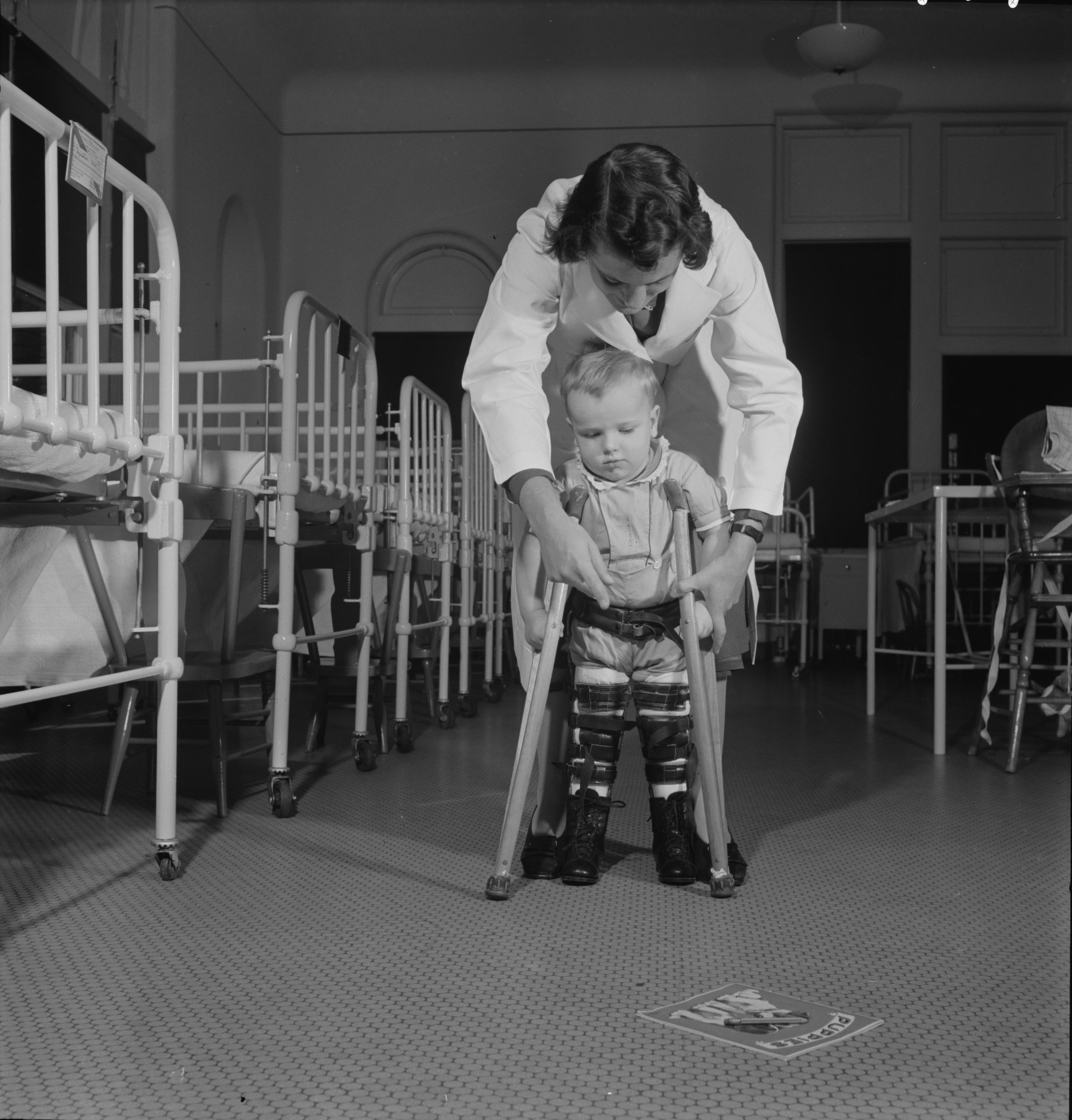 A student nurse, acting as physical therapist 8b07715v
