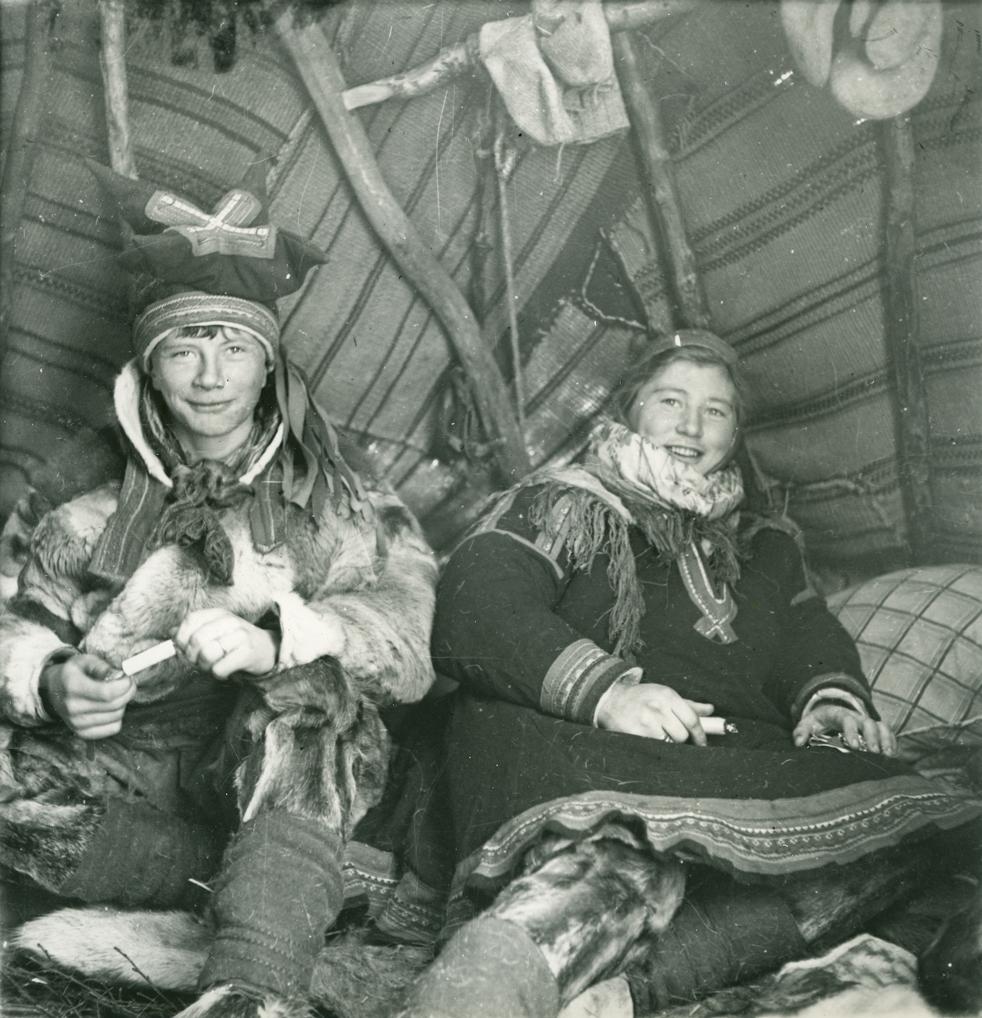 Bror og søster i teltet på Finnmarksvidda