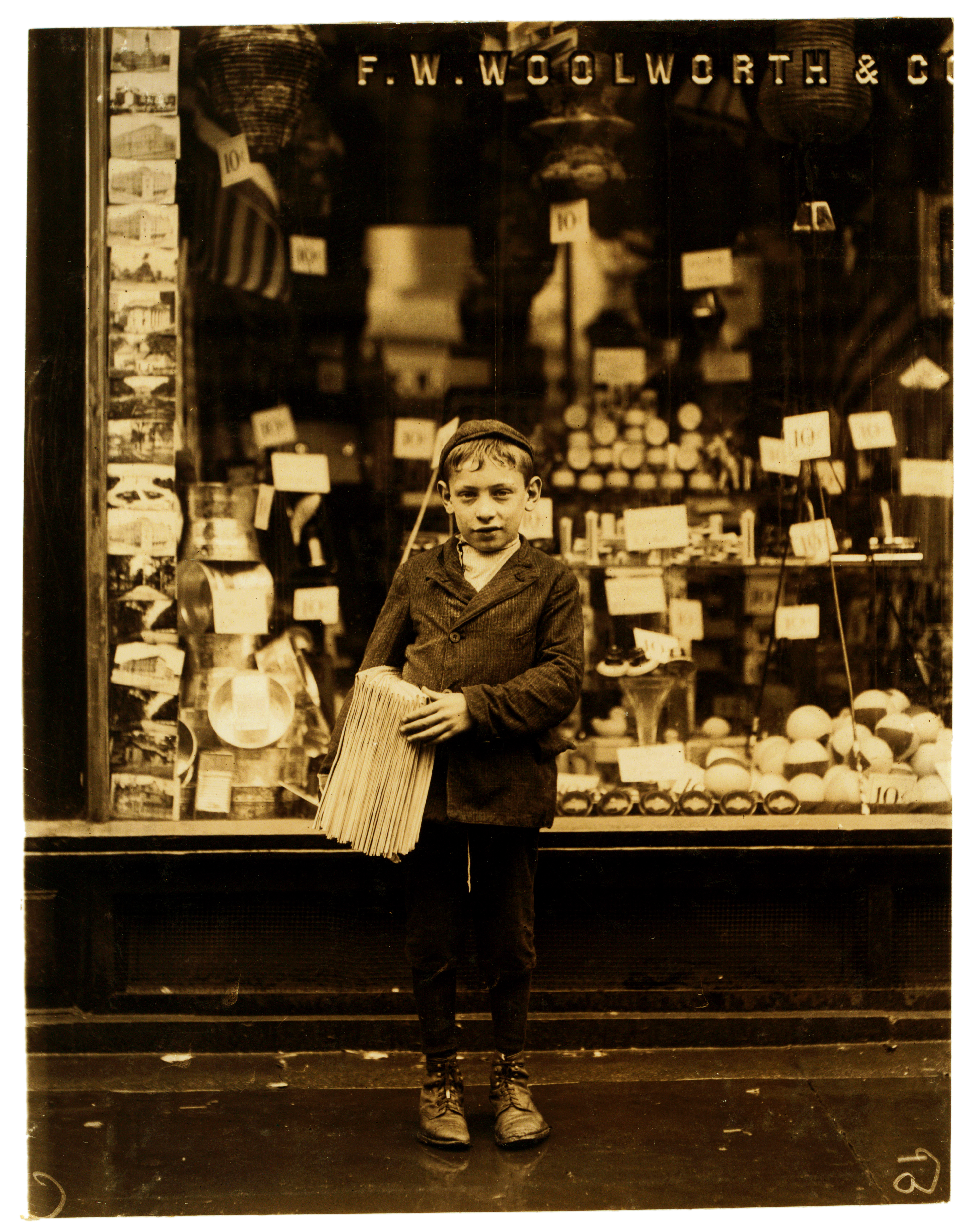 Lewis Hine, Simon Mellitto, age 10, newsboy, Philadelphia, 1910