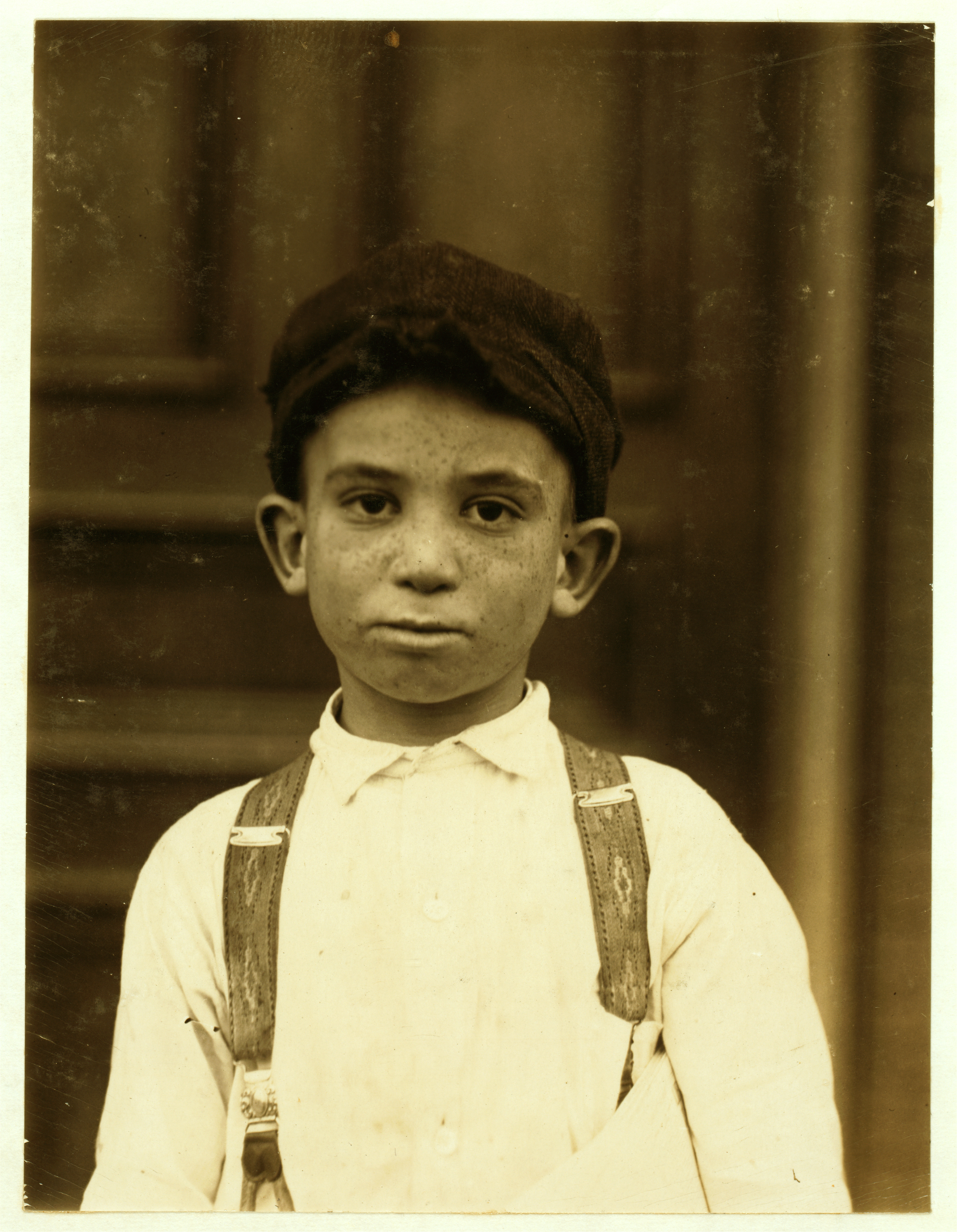 Lewis Hine, Young newsie, St. Louis, 1910