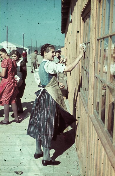 A Besszarábiából menekített német nemzetiségűek átmeneti tábora. Fortepan 84050