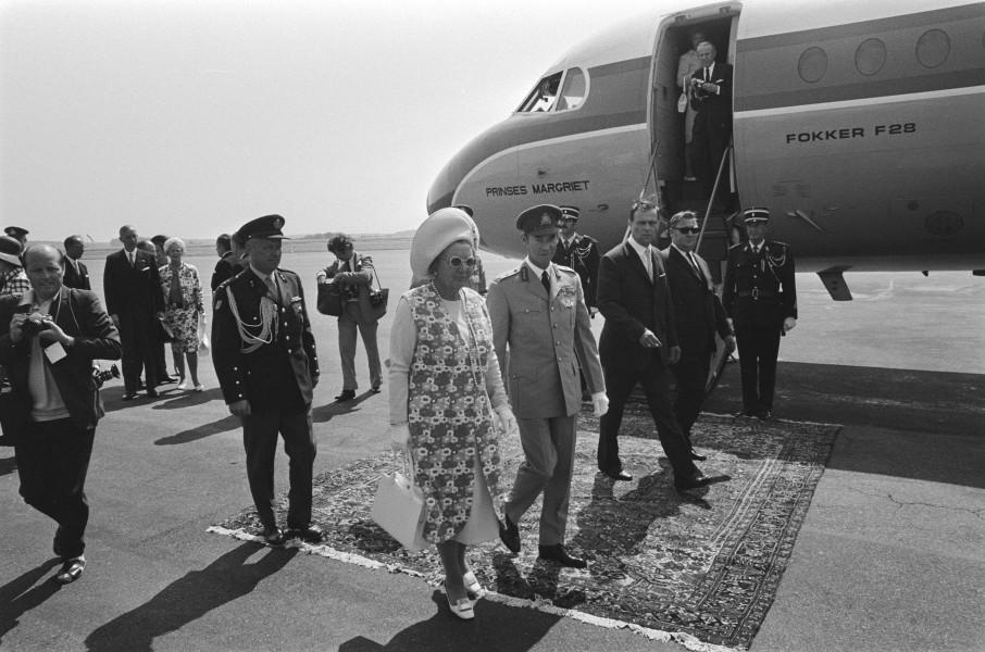 Aankomst van koningin Juliana op vliegveld Luxemburg rechts naast haar groother, Bestanddeelnr 924-7102