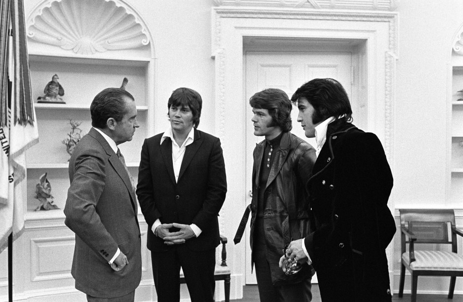 Elvis Presley, Delbert Sonny West, and Jerry Schilling meeting Richard Nixon