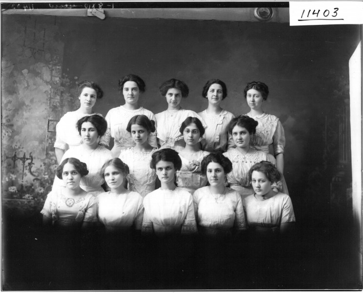 Group portrait of Sigma Sigma Sigma 1912 (3192255392)