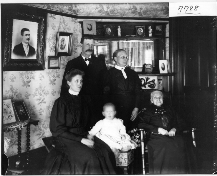 J. A. Decker family portrait 1907 (3192579806)