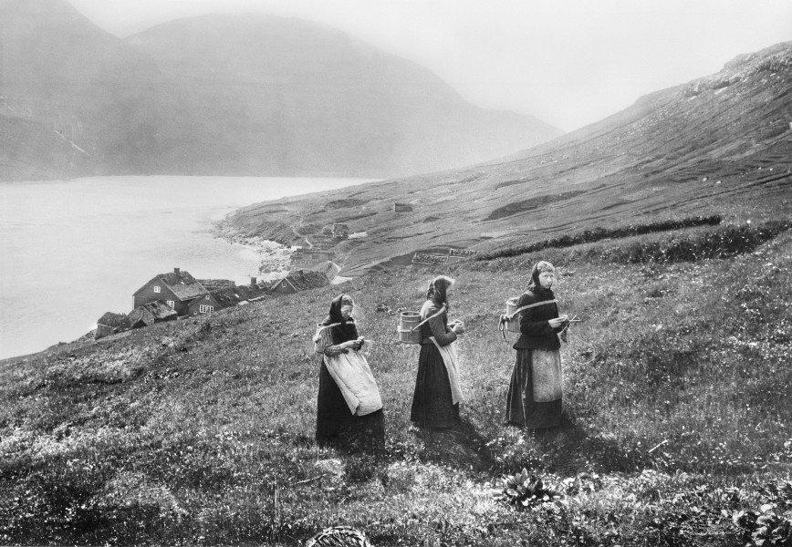 Malkepiger (neytakonur) ved Haraldsund i Færøerne, 1898 (DNT-25802)