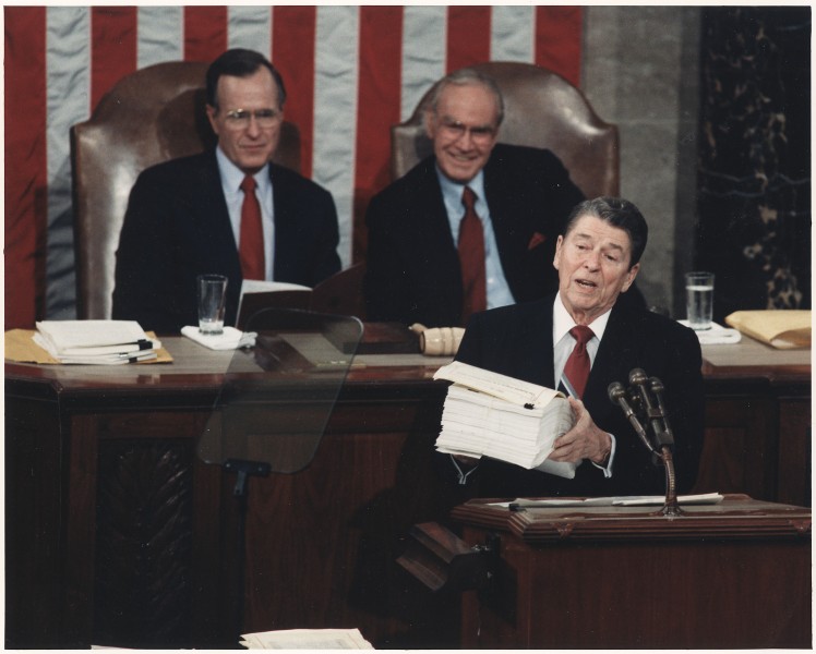 Photograph of President Reagan giving the State of the Union Address to Congress - NARA - 198590