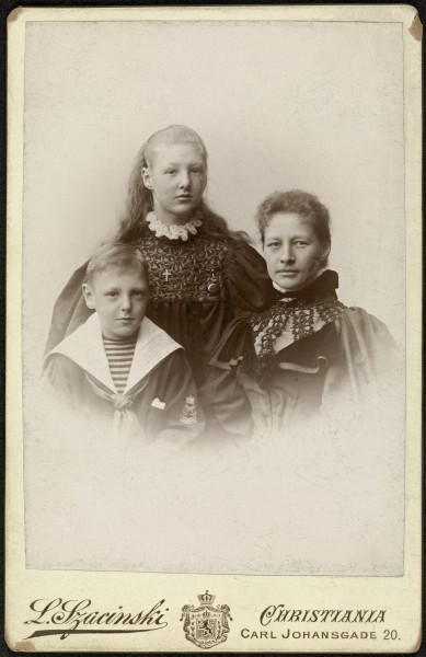 Portrett av uidentifisert kvinne og to barn, 1895 - Portrait of unidentified woman with two children, 1895 (22184154673)