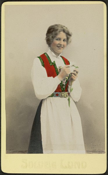 Studioportrett av uidentifisert kvinne i bunad (29833895973)