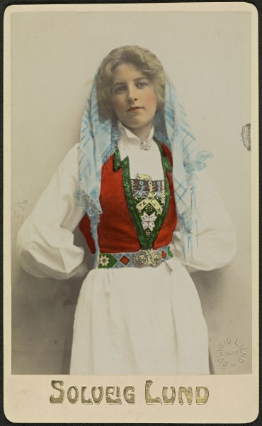 Studioportrett av uidentifisert kvinne i bunad (29833897023)