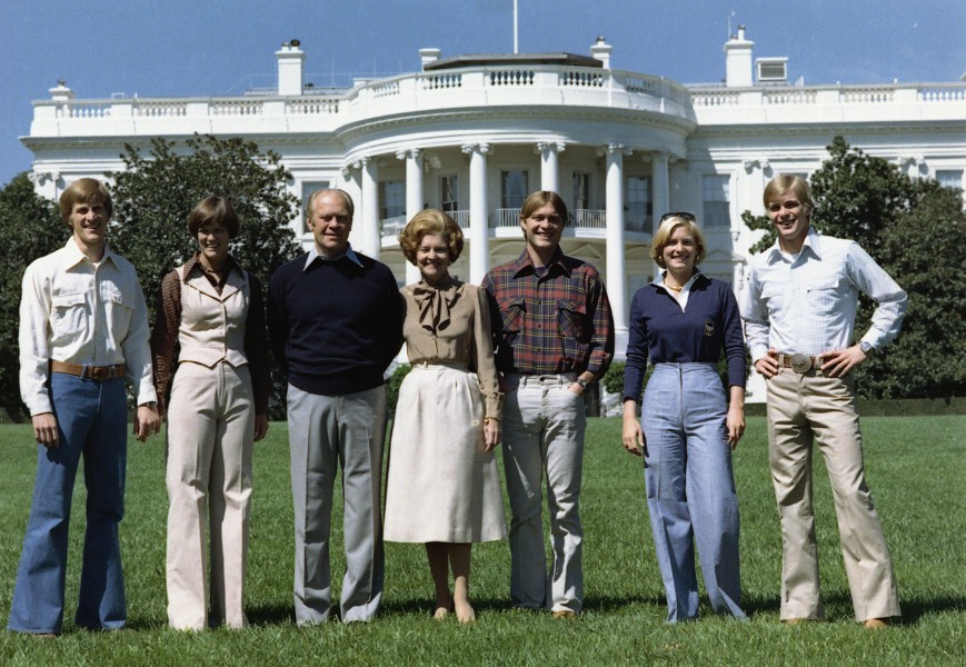 The Ford family on the South Lawn of the White House - NARA - 6372838