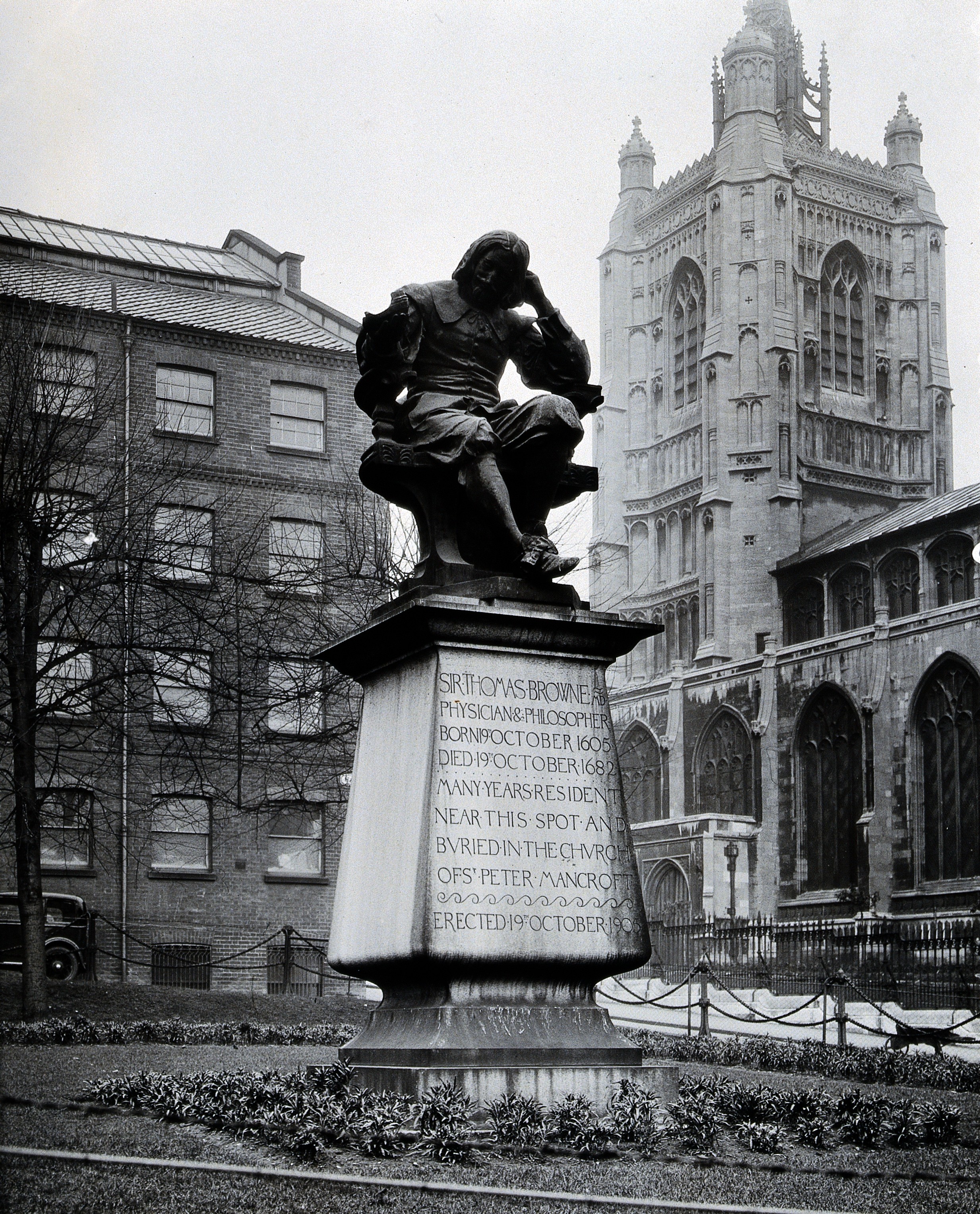 Sir Thomas Browne. Photograph after a sculpture in Norwich e Wellcome V0028658
