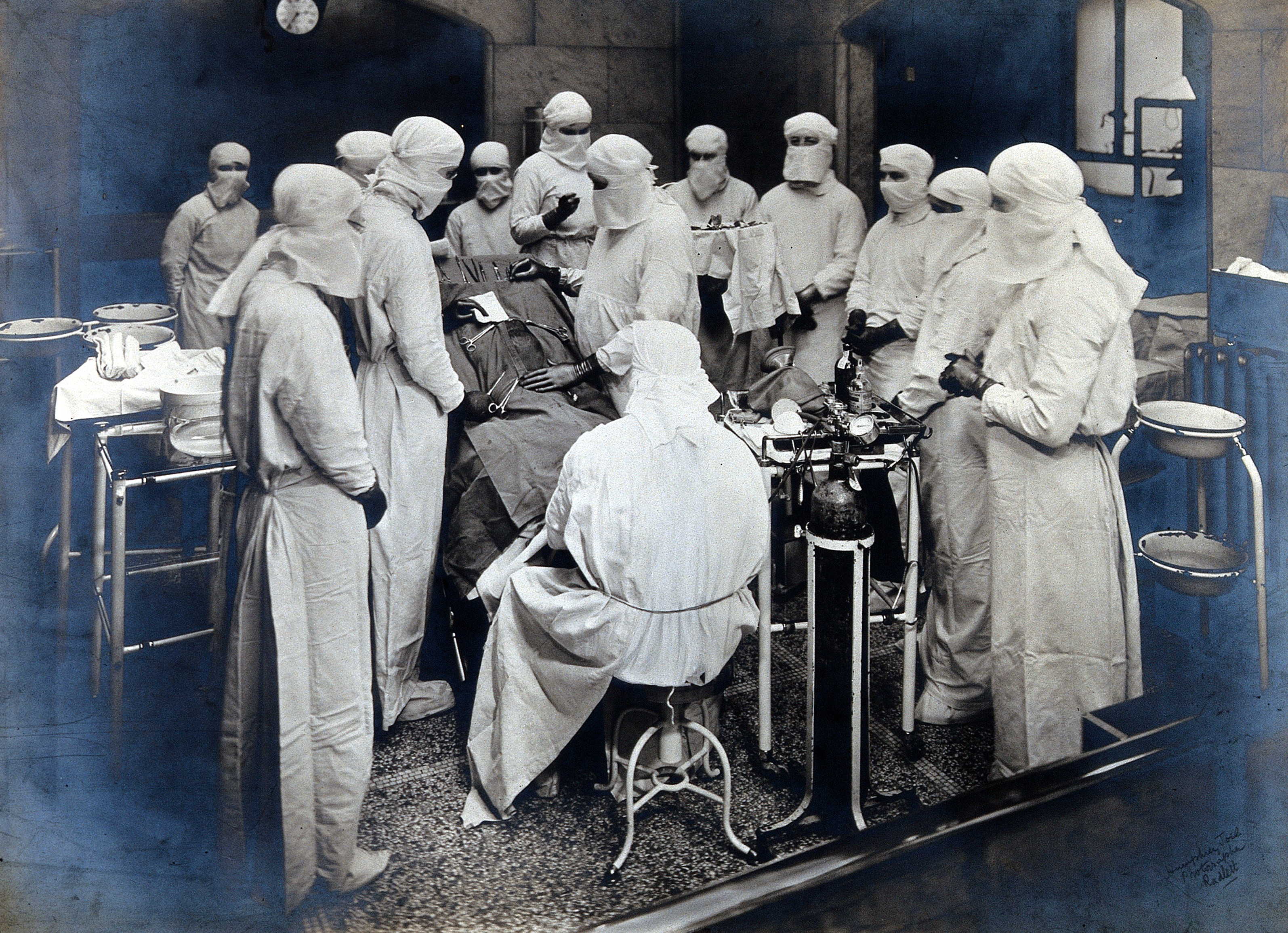 Surgical operation at Middlesex Hospital. Photograph by Hump Wellcome V0028640