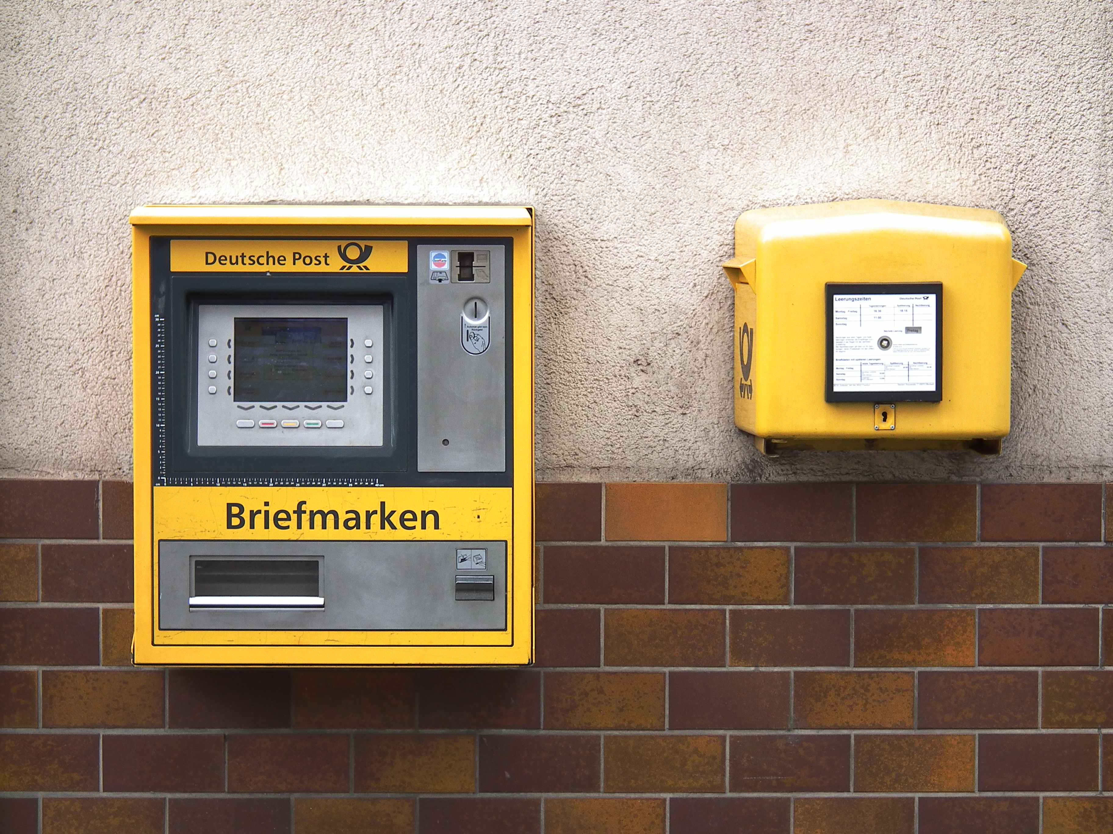 Offenbach Briefmarkenautomat und Briefkasten