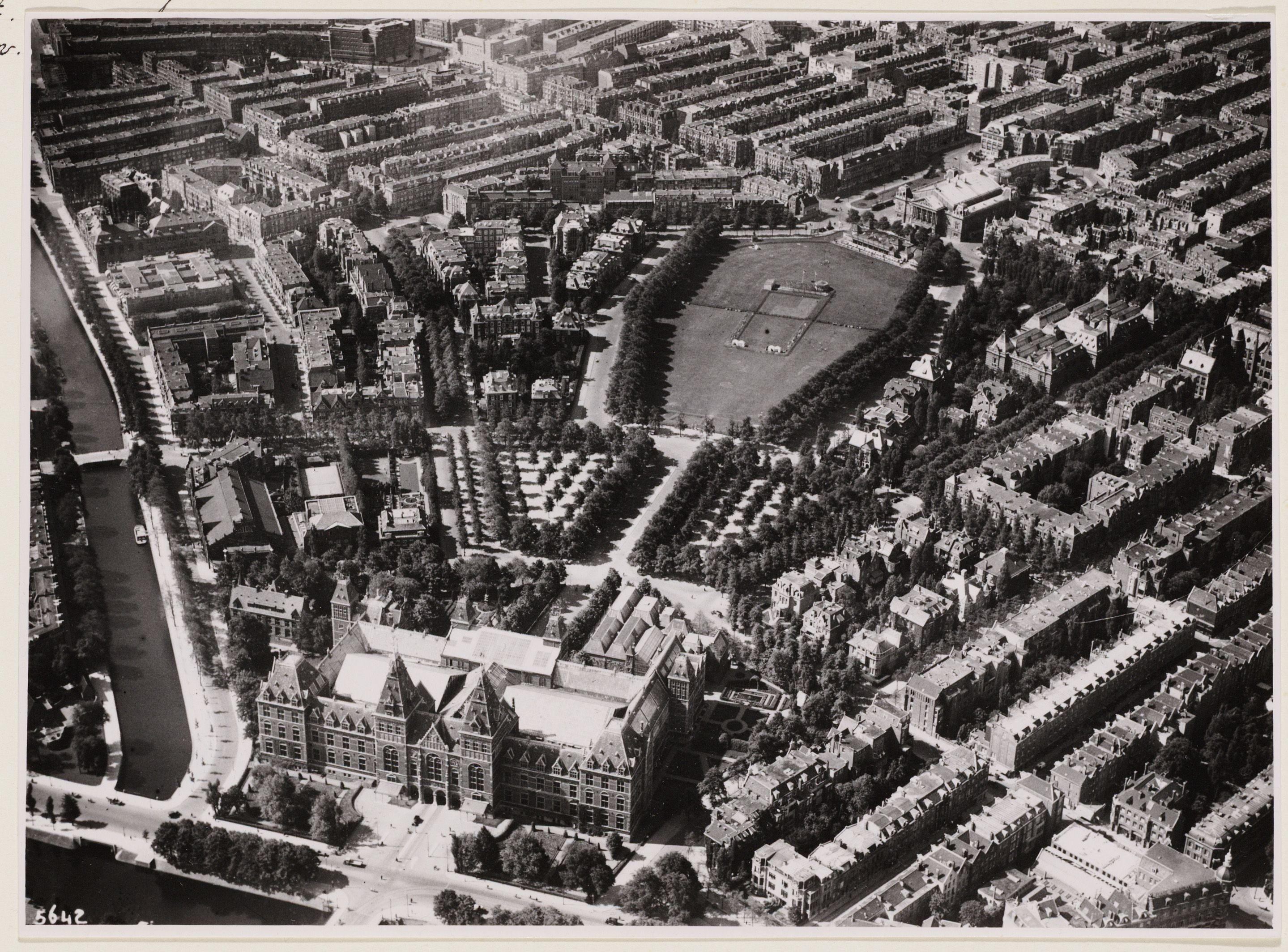 Luchtfoto van het Rijksmuseum en Museumplein 1928