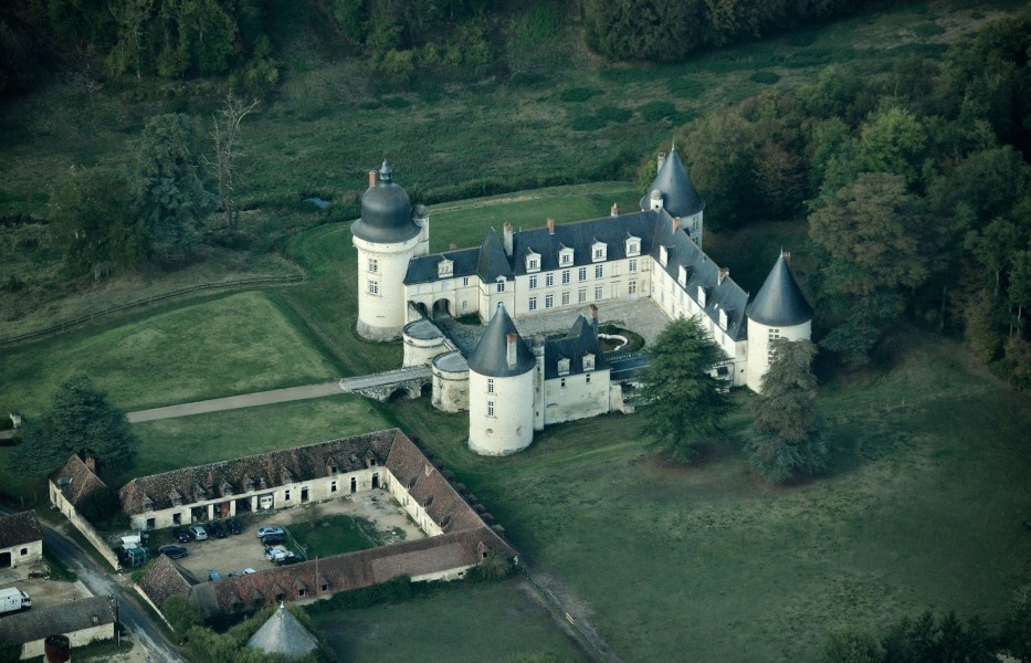 Le Gué-Péan castle, aerial view