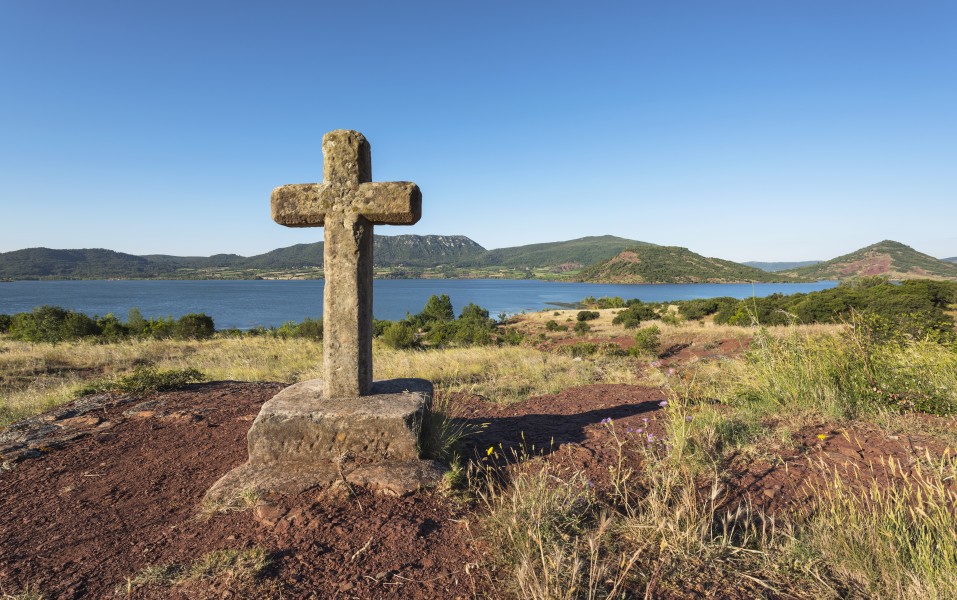 Christian cross at Salagou Lake cf01