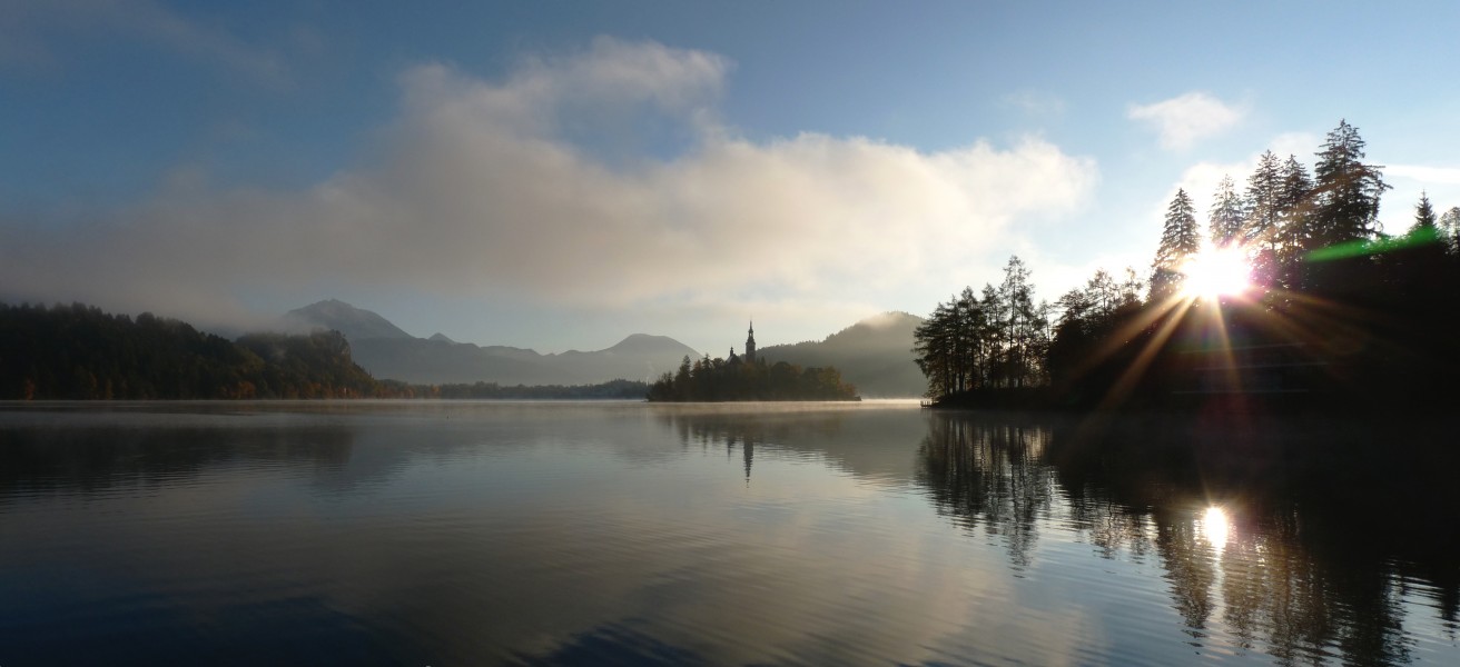 Lake Bled dawn (14180256075)
