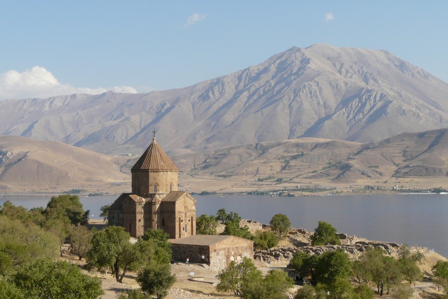 Türkei, Insel Ahtamar auf dem Vansee mit der armenischen Kirche zum Heiligen Kreuz