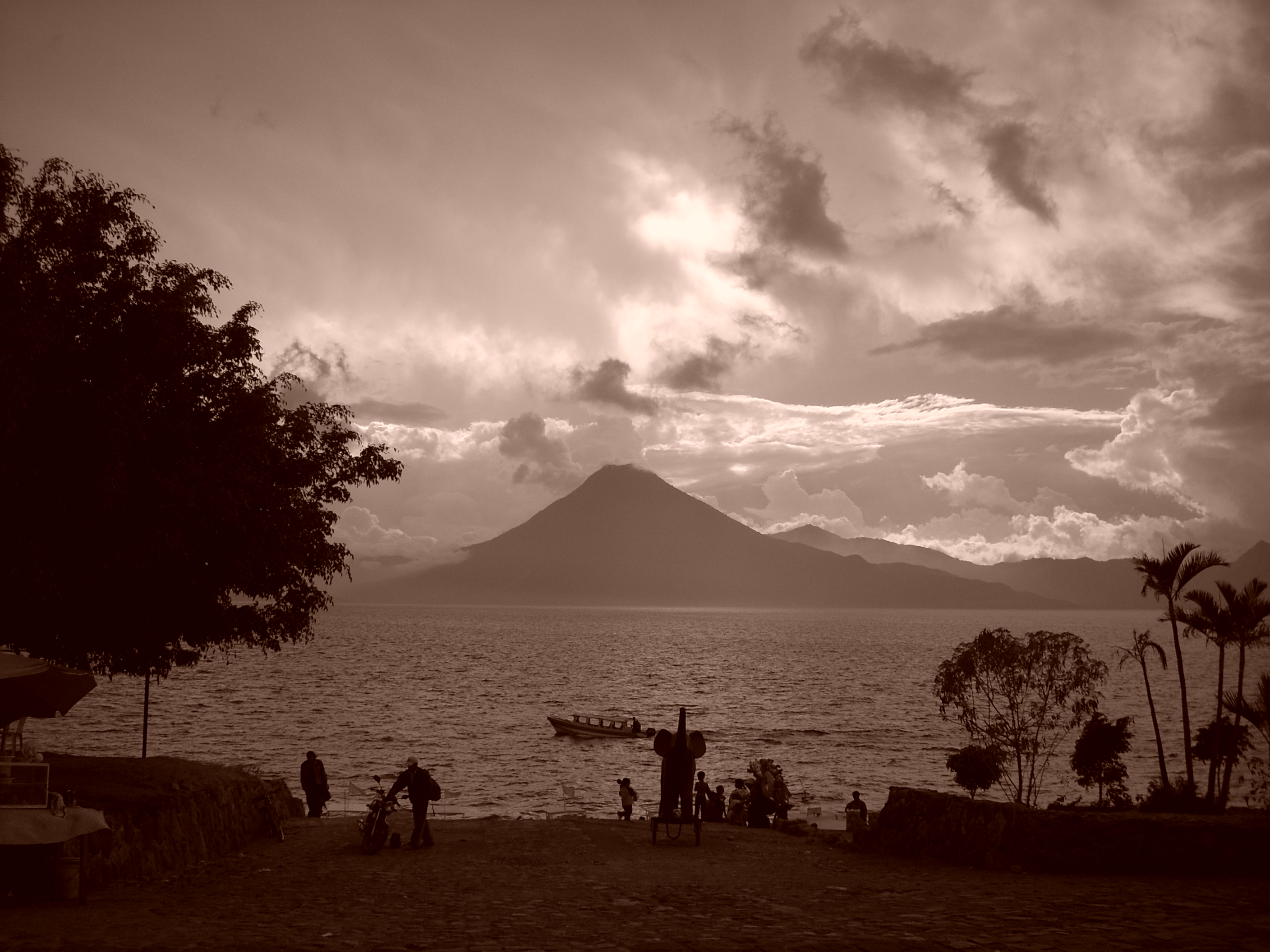Panajachel, view of Lake Atitlán in black and white 02