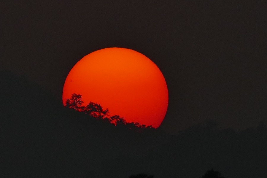 2014.11.21.164541 Tree silhouettes sunspots sunset Xihu Hangzhou