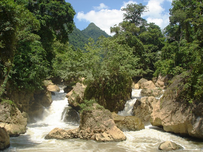 680 Der Wasserfall des Nam Nang