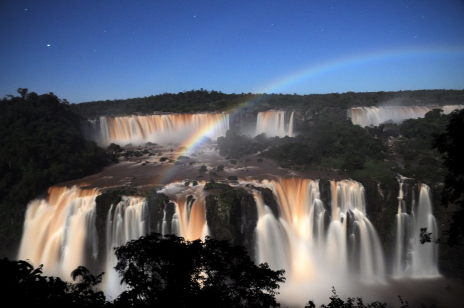 Arco-íris de lua cheia em Foz do Iguaçu