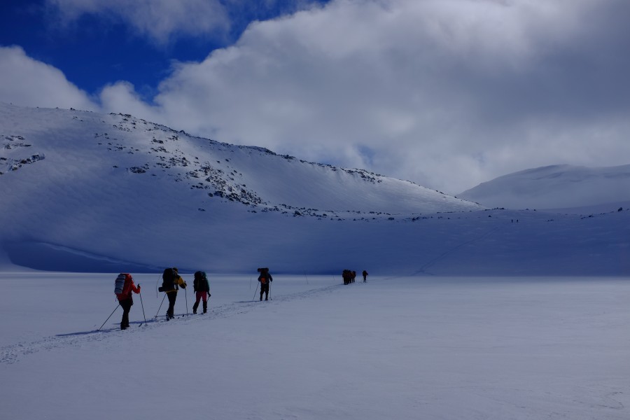 Skiers following the marks against Fortundalsbreen