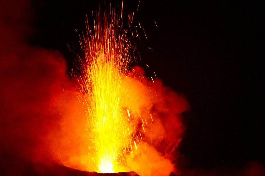 Stromboli. Eruptions of volcanic bombs3