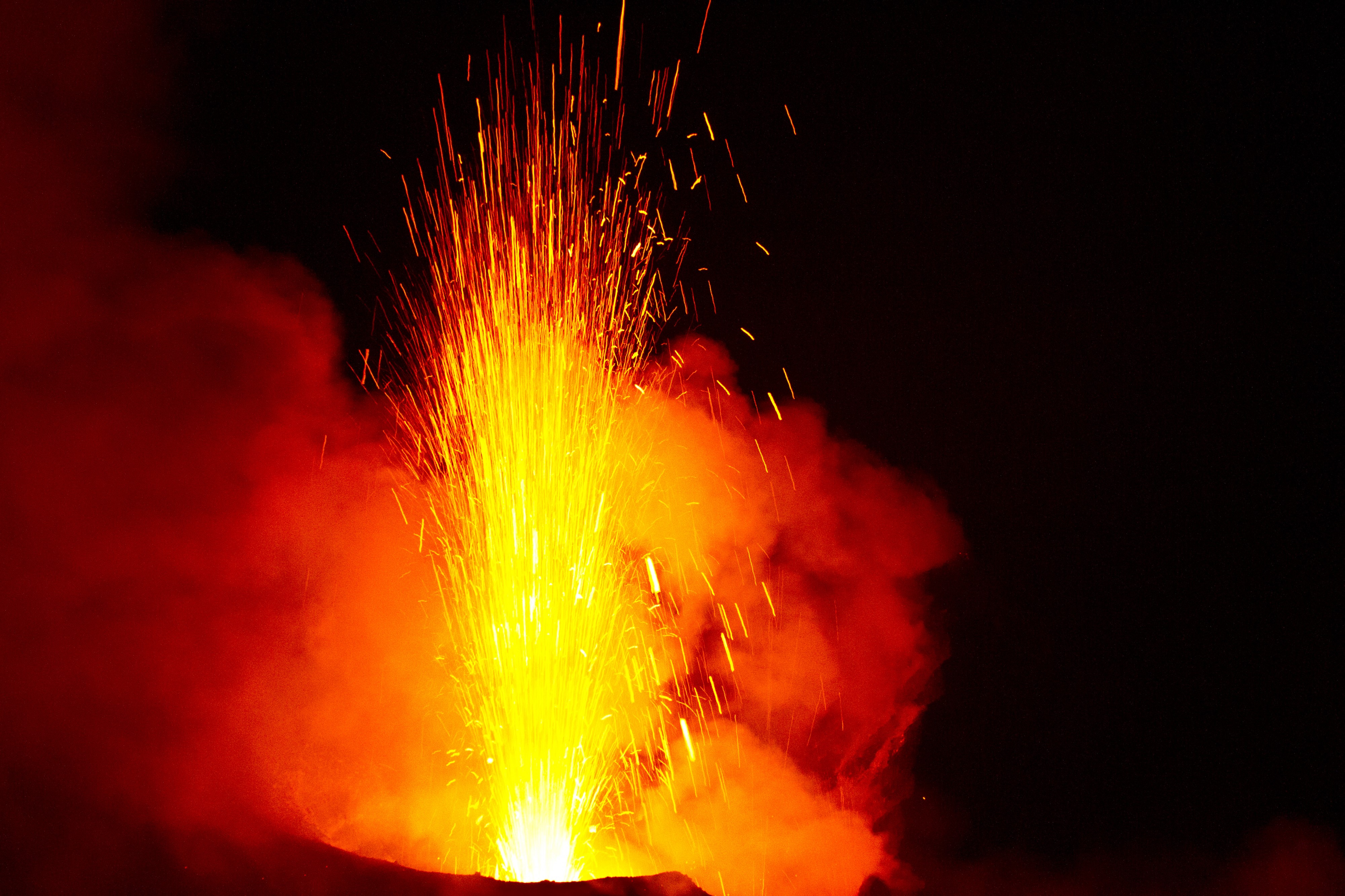 Stromboli. Eruptions of volcanic bombs3