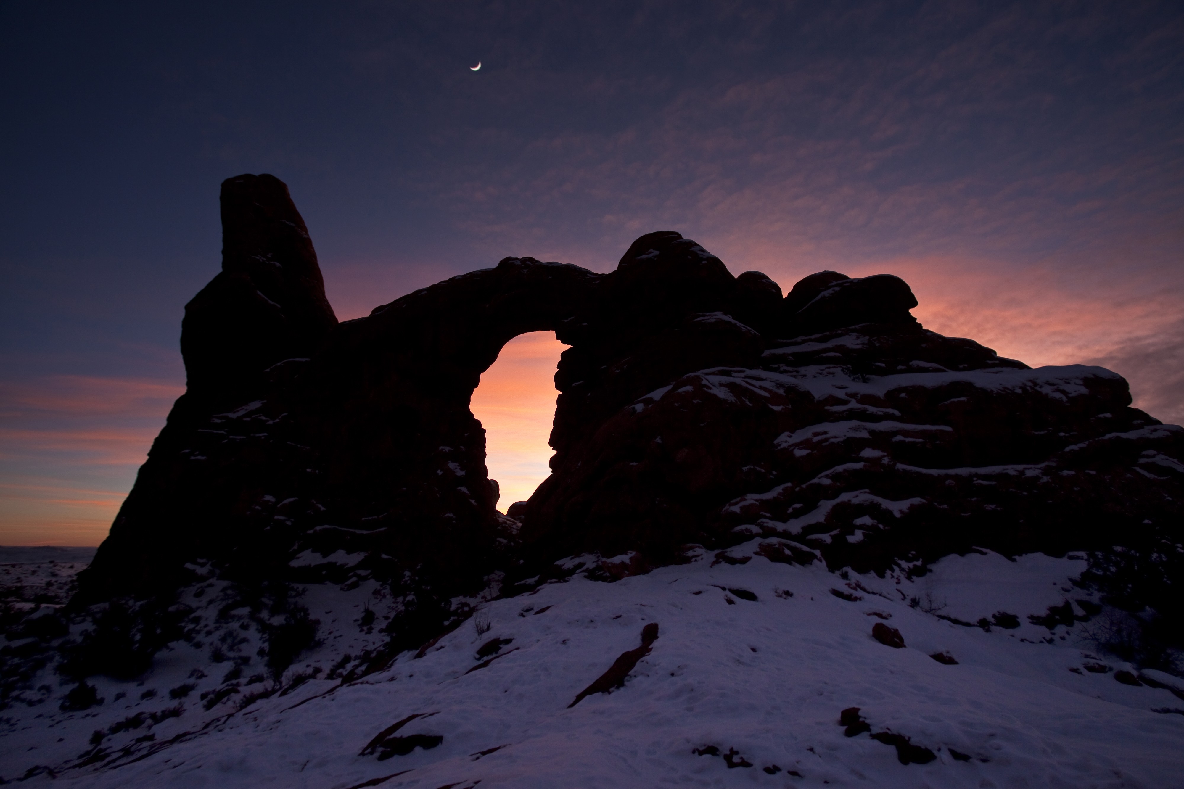 Turret Arch with waxing crescent moon (8390025486)